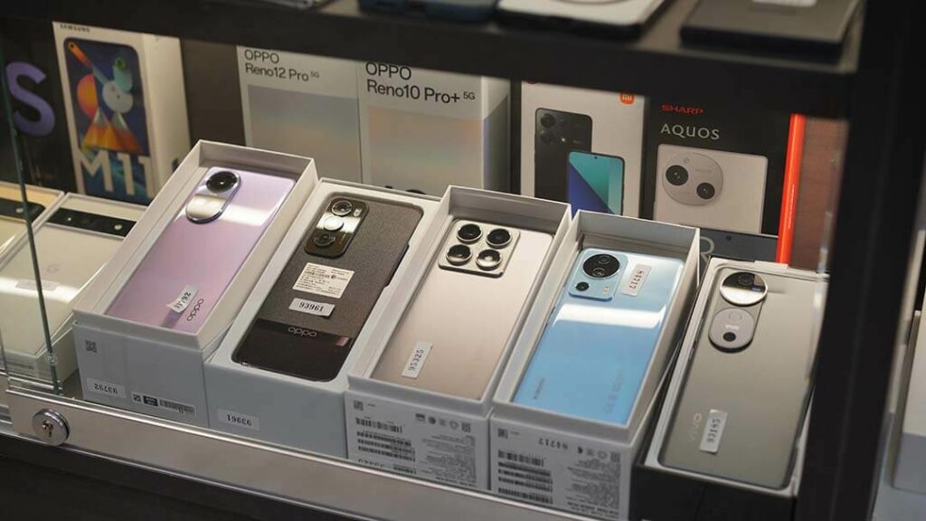 青蘋果3C陳列的 OPPO、Xiaomi、SHARP 等二手機品牌展示櫃