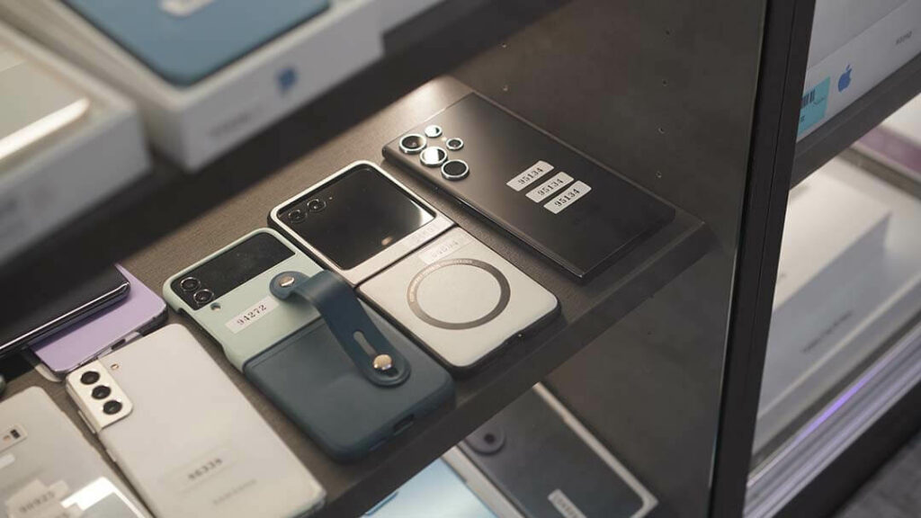 二手 Samsung 摺疊手機與 Pixel 手機展示櫃,支援現場收購