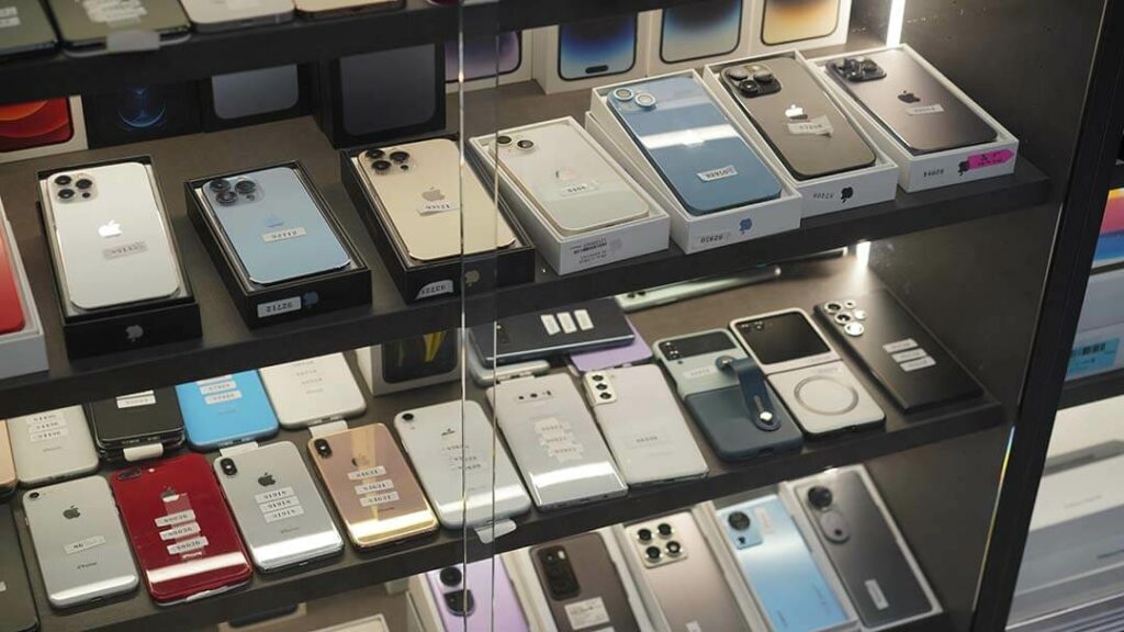 青蘋果3C門市展示的二手 iPhone、Android 手機待售櫃位