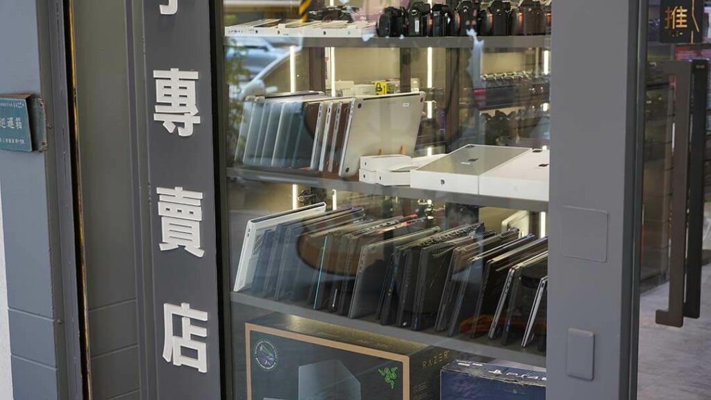 青蘋果3C門市展示櫃,販售與收購手機、筆電、相機等3C產品